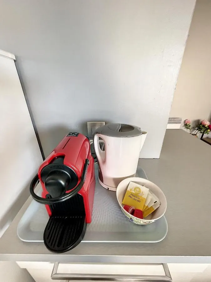 City & Cosy, Lyon Charcot- Wifi - Lave Linge - Balcon - Parking 0*,  France