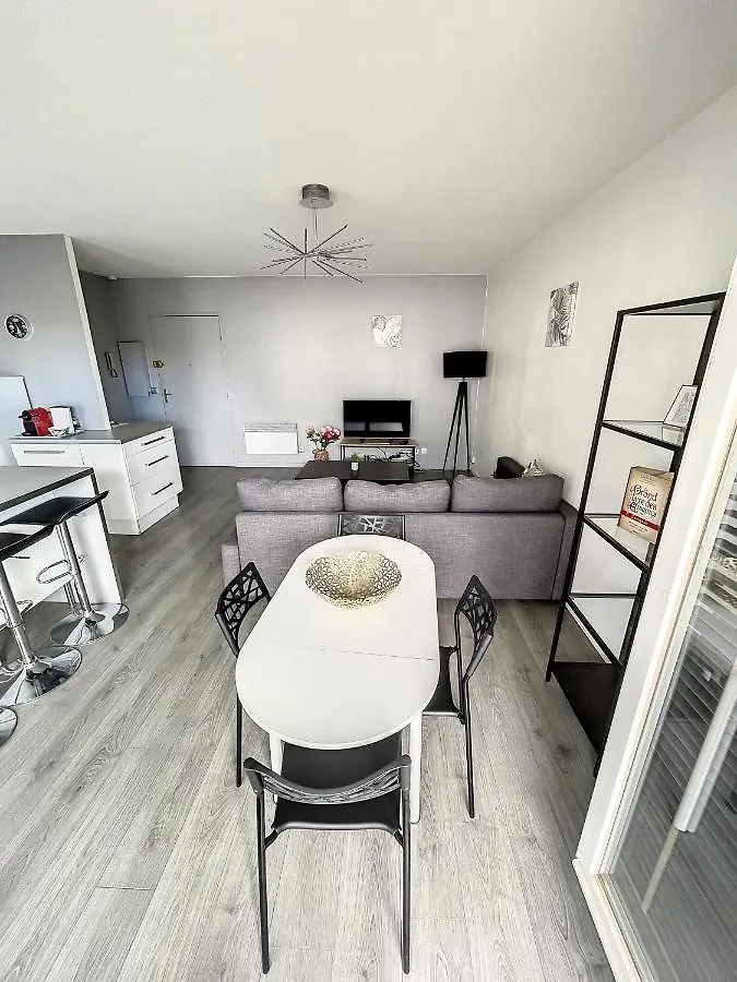 City & Cosy, Lyon Charcot- Wifi - Lave Linge - Balcon - Parking 0*,  France