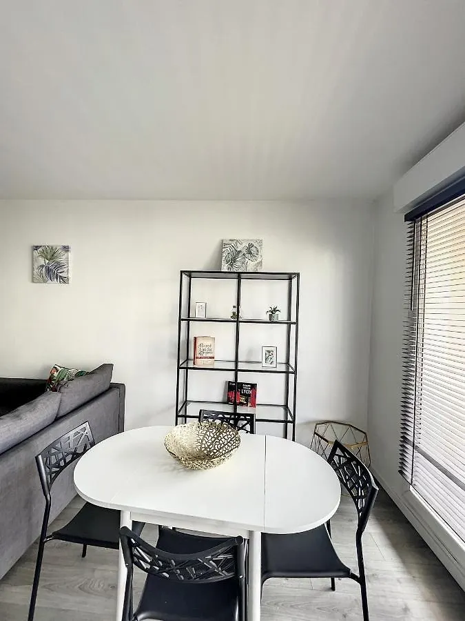 City & Cosy, Lyon Charcot- Wifi - Lave Linge - Balcon - Parking Apartment