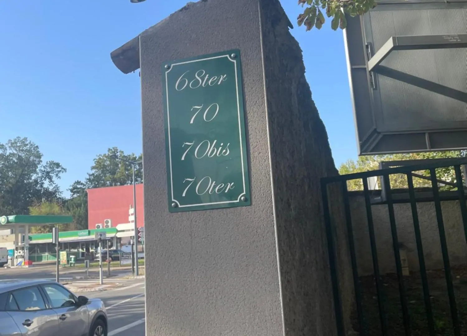 City & Cosy, Lyon Charcot- Wifi - Lave Linge - Balcon - Parking 0*,  France
