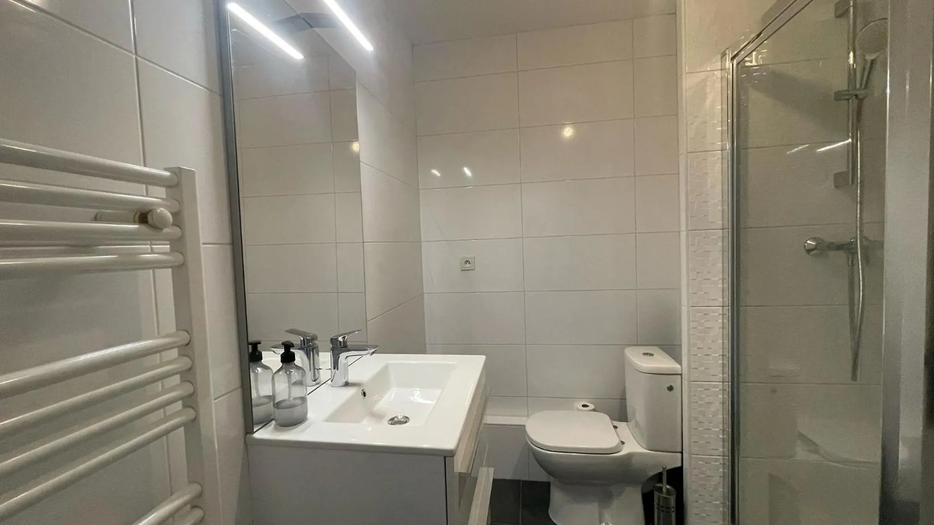 Apartment City & Cosy, Lyon Charcot- Wifi - Lave Linge - Balcon - Parking France