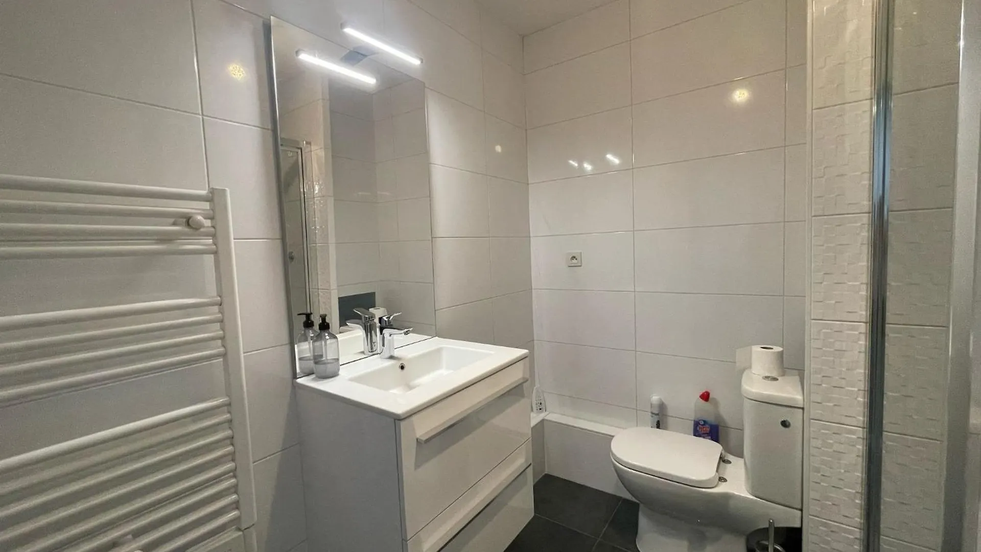 Apartment City & Cosy, Lyon Charcot- Wifi - Lave Linge - Balcon - Parking